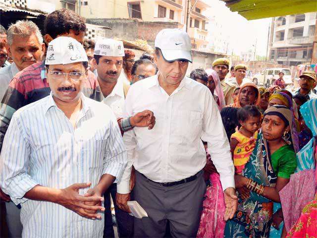 Arvind Kejriwal visits Varanasi slum area