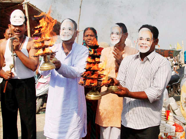 Narendra Modi supporters perform Aarti