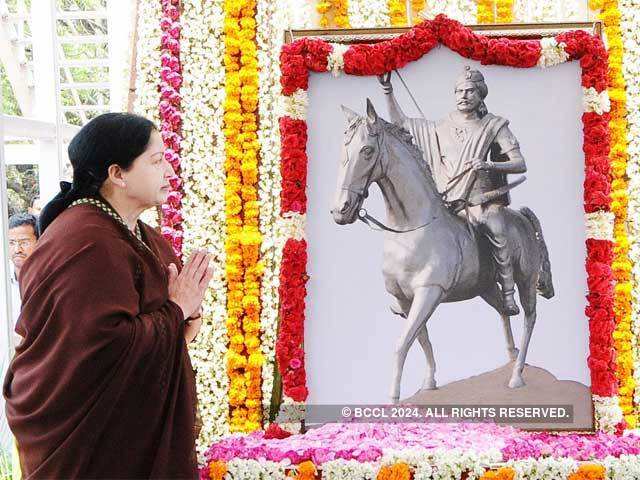 Jaya paying floral tribute to Dheeran Chinnamalai