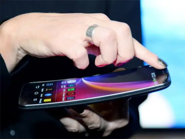 There’s nothing quite like it in the market at the moment. The entire phone has a very pronounced curve, starting from the top. There’s nothing quite like it in the market at the moment. The entire phone has a very pronounced curve, starting from the top.