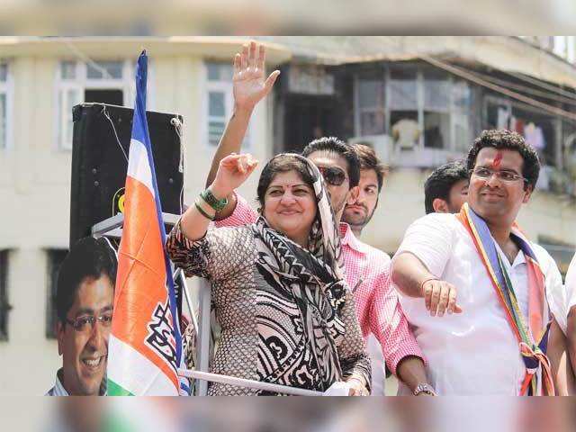 Raj Thackeray's wife Sharmila on a road show