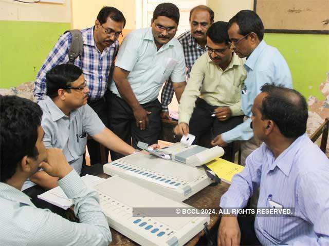 EVM machine training to poling officer at Mumbai