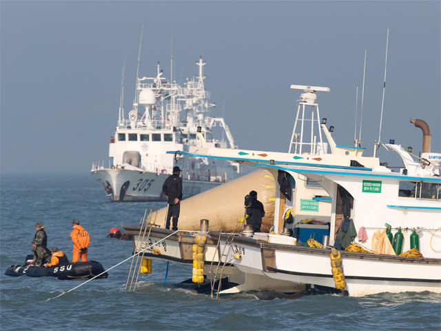 Searchers look for people believed to have been trapped in sunken ferry Sewol