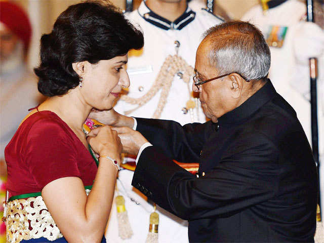 President Mukherjee presents Padma Shri to cricketer Anjum Chopra