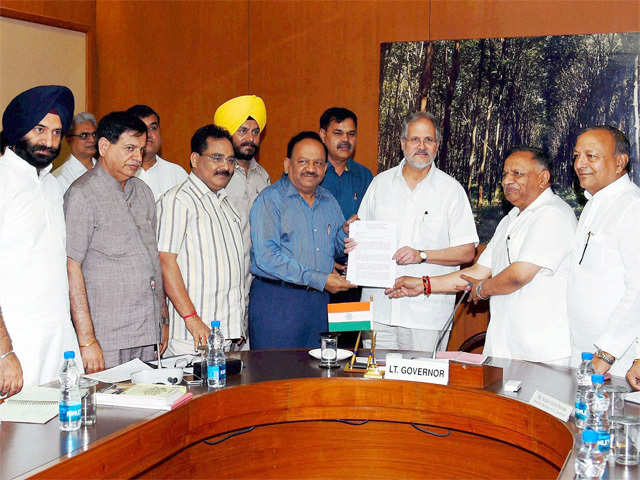 Harsh Vardhan submits memorandum to LG