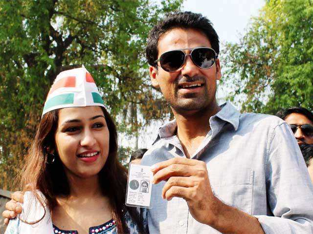 Mohd. Kaif with his wife Pooja Yadav  before casting vote
