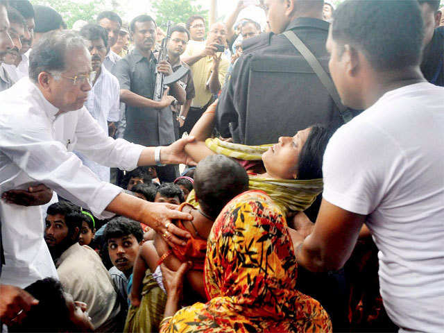 Assam Chief Minister Tarun Gogoi consoles a violence-affected woman