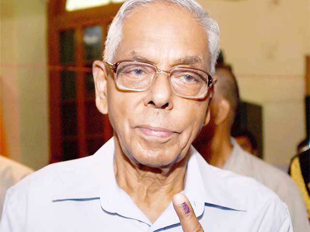 M K Narayanan at polling station