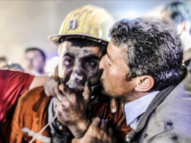 Turkey: Man kisses his son, rescued of the mine