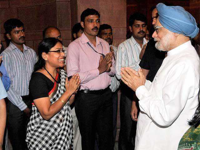PM Manmohan Singh bids farewell to staff at the PMO