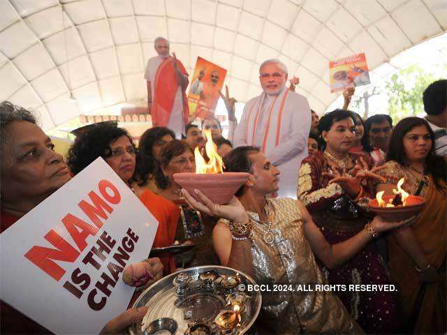 Gujarat Gaurav Fan Club pray for Modi