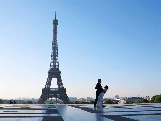 Couple in front of Eiffel Tower