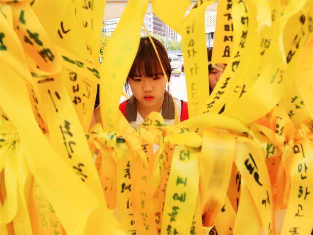 Tribute to victims of sunken ferry Sewol in Seoul