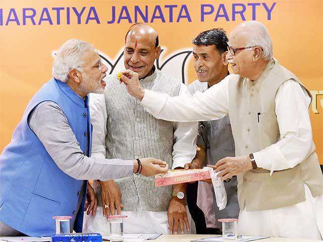 Modi offered sweets by LK Advani