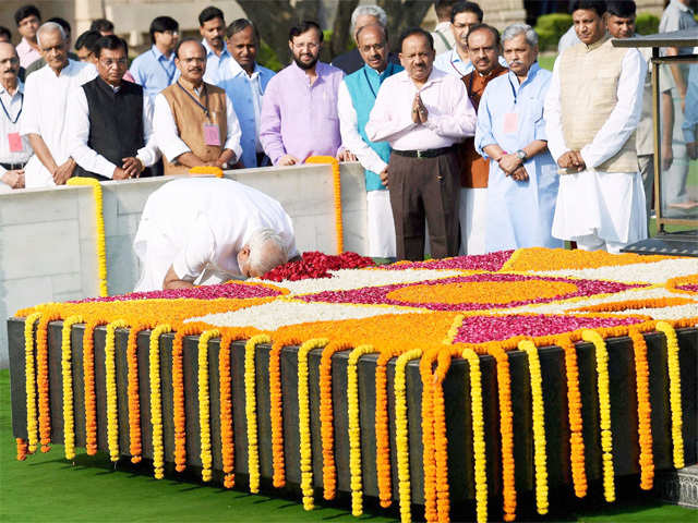 Narendra Modi pays his respects at Rajghat