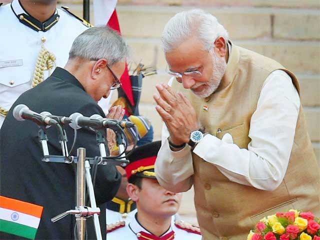 Pranab Mukherjee greets Narendra Modi