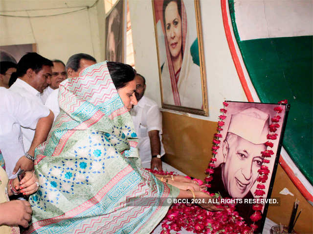 Congress workers pay obeisance to Jawaharlal Nehru