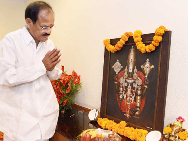 M Venkaiah Naidu offering prayer