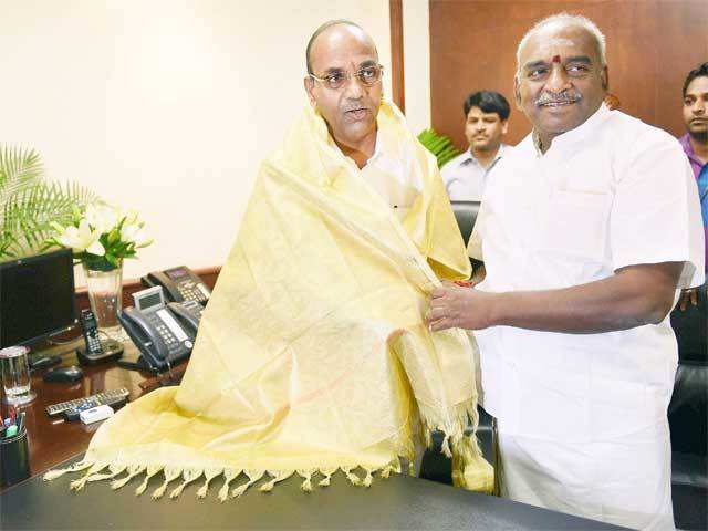 Anant Gangaram Geete presented a shawl