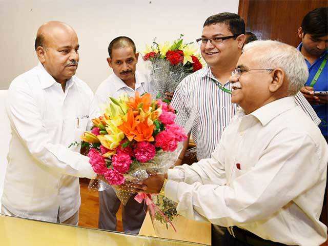 Thaawar Chand Gehlot greeted by officials