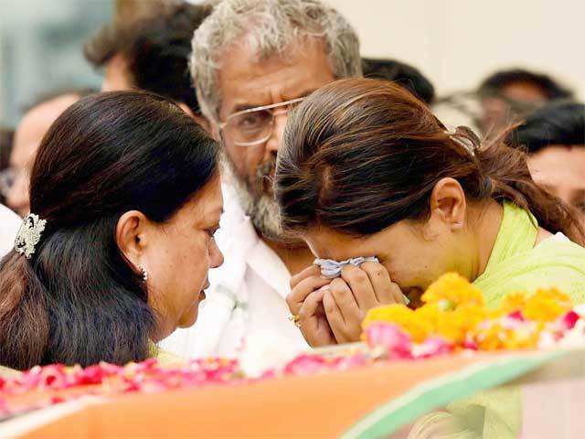 Vasundhara Raje consoles Munde's daughter