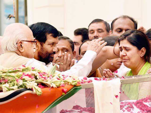Advani consoles Gopinath Munde's daughter