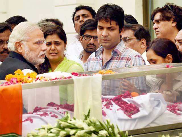 Narendra Modi paying last respect to Gopinath Munde