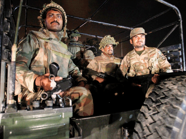 Pakistan army troops arrive at Karachi airport