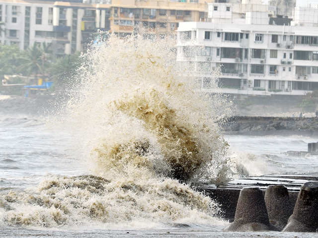 Tidal waves higher tha 4.5 m likely to hit the shoreline