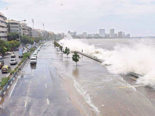 Freak tidal wave hits Mumbai