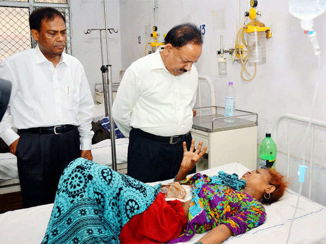 Harsh Vardhan interacts with a patient