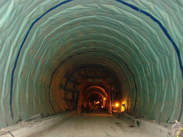 'Semi-dry' tunnel