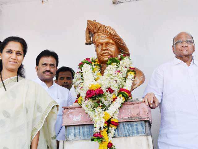 Sharad Pawar garlands the statue of Rajarshi Chhatrapati Shahu Maharaj