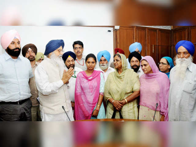 Punjab CM meets family members of Punjabis stuck in Iraq