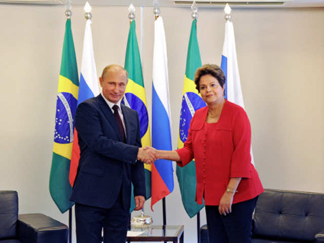 Putin shakes hands with President of Brazil