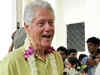 Bill Clinton visits school kitchen, serves chapattis to students