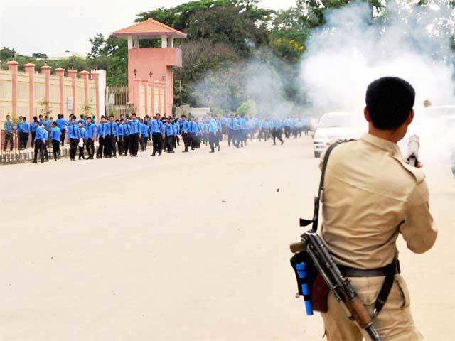 Police firing tear gas shells on school students