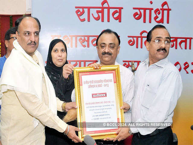 Divisional Commissioner hands over award to mayor Anil Sole