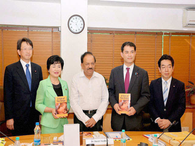 Vardhan presents his book to Japanese delegation