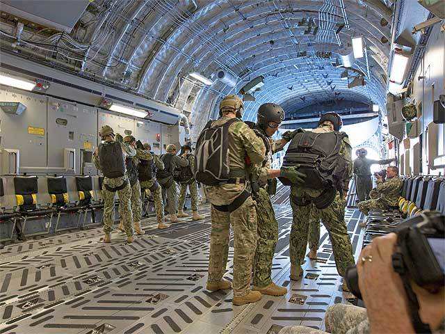 Paratroopers aboard a C-17 'Globemaster'