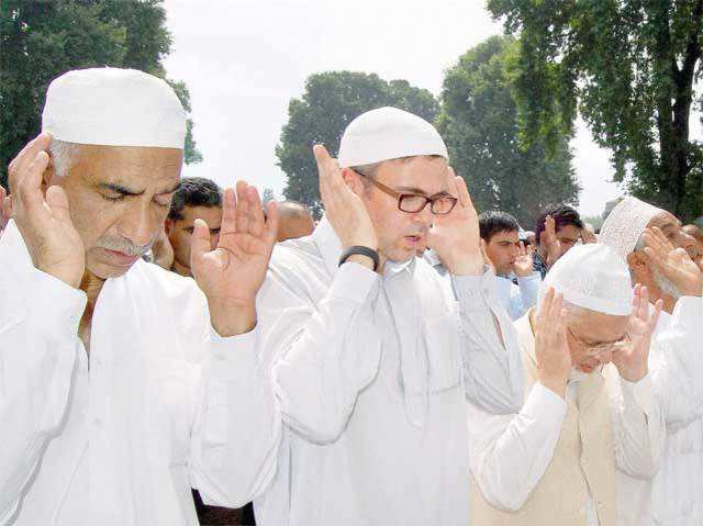 Omar Abdullah offering prayers on Eid