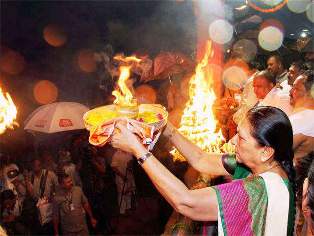 Anandiben Patel performs an aarti at Sabarmati river