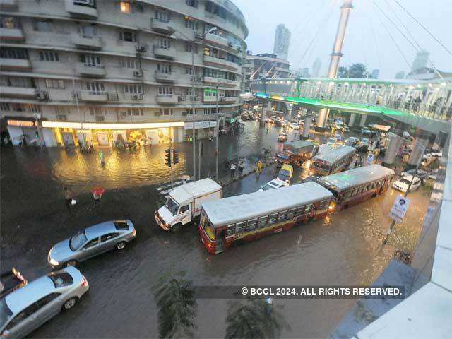 Heavy rain causes water logging in Mumbai