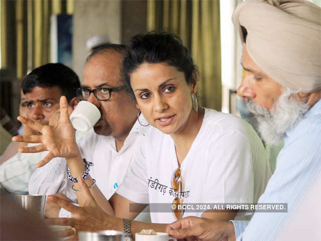 AAP Volunteer Gul Panag with party members