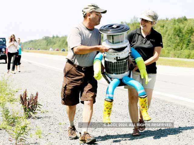 Everyone is rooting for hitchBOT on social media