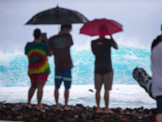 Hawaii prepares to brace double hurricane hit