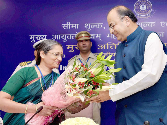 Arun Jaitley gets a bouquet from the CBEC chairperson