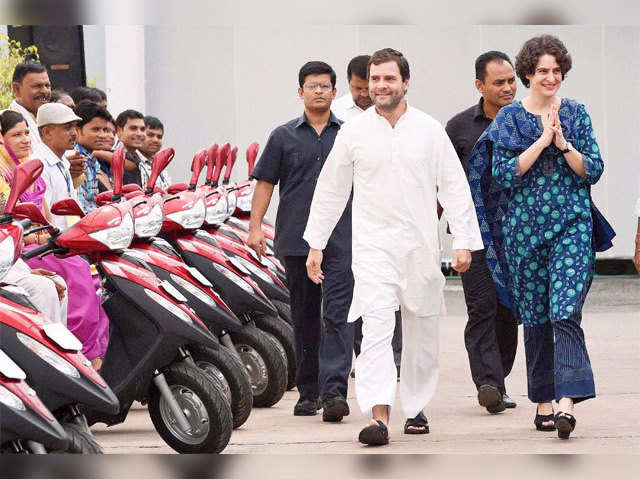 Rahul, Priyanka distribute three-wheelers