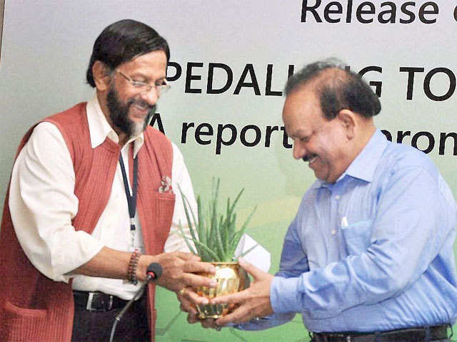 Harsh Vardhan gifted a plant by RK Pachauri