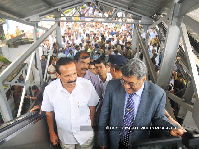 Railway Minister Sadananda Gowda takes a sudden inspection